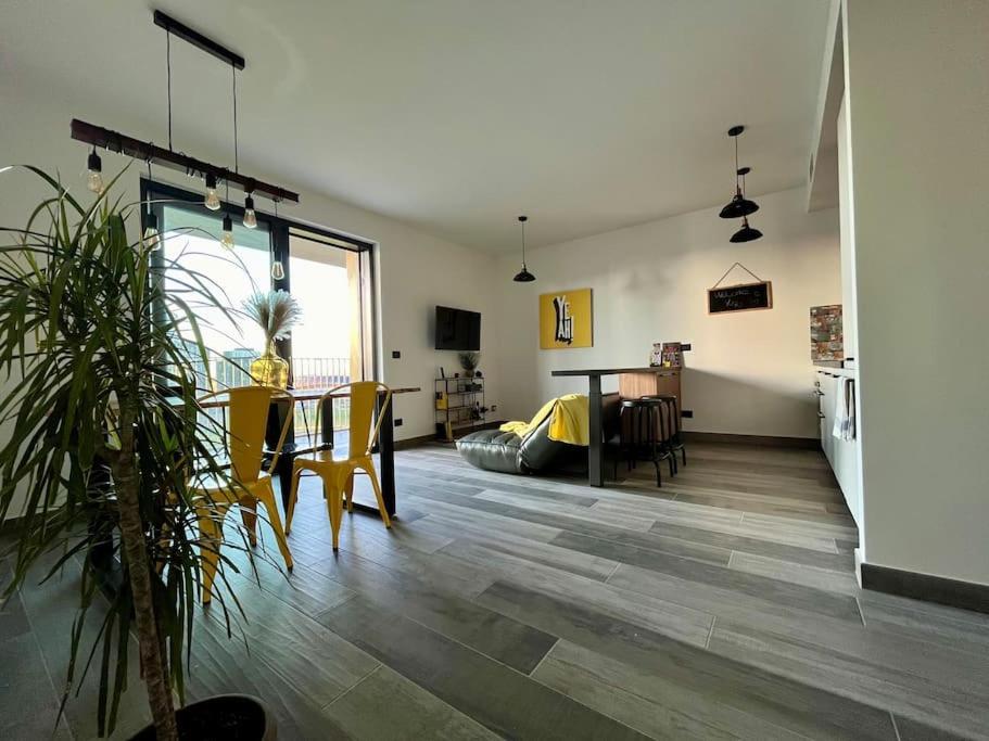 Yellow Uptown 70 - Fiera Milano Pero Bagian luar foto